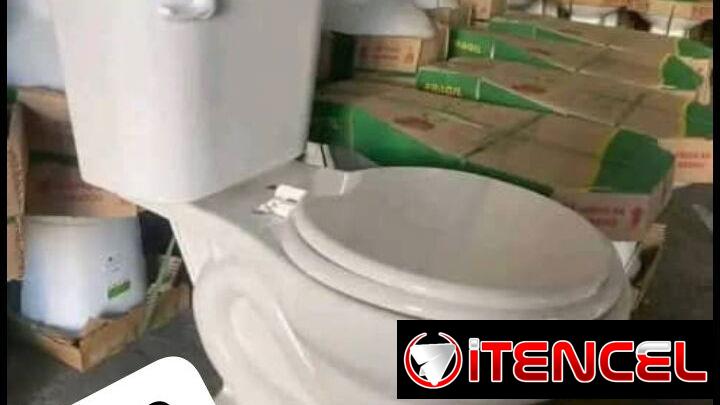 Juego de baño tasa tanke con sus herrajes y tapa sanitaria