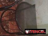 Una mesita de tubo y cristal