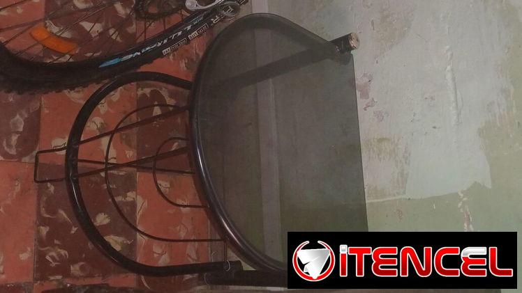Una mesita de tubo y cristal