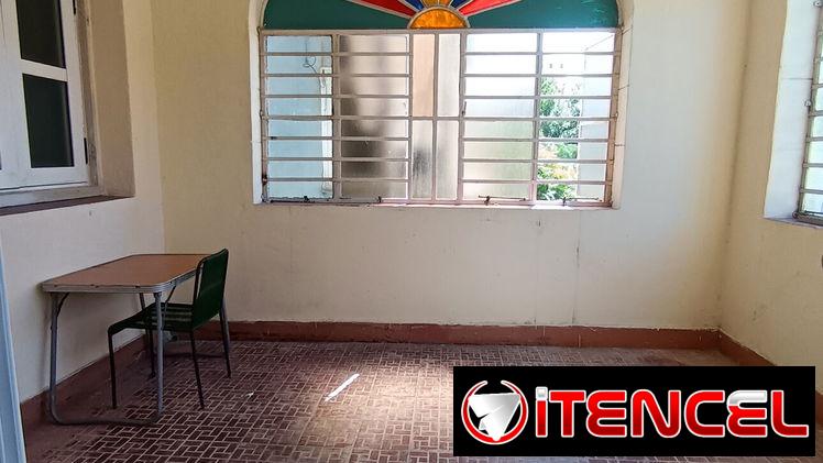 Se vende apto de 4/4 en el vedado con dos baños.