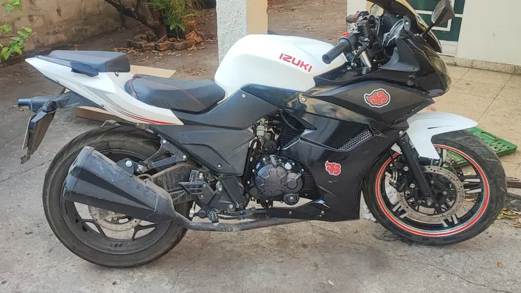 Moto Deportiva Izuki Skyline 250cc. 4000km caminados.