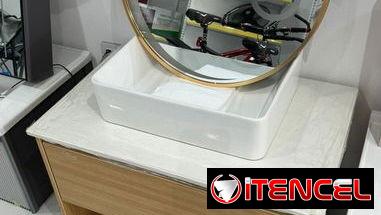 Lavamanos y espejo de baño