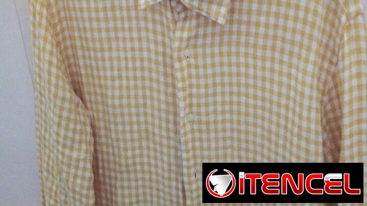 Camisa de hombre de guinga amarilla de mangas largas. Tela de lino o parecido. Diseño moderno. Talla L