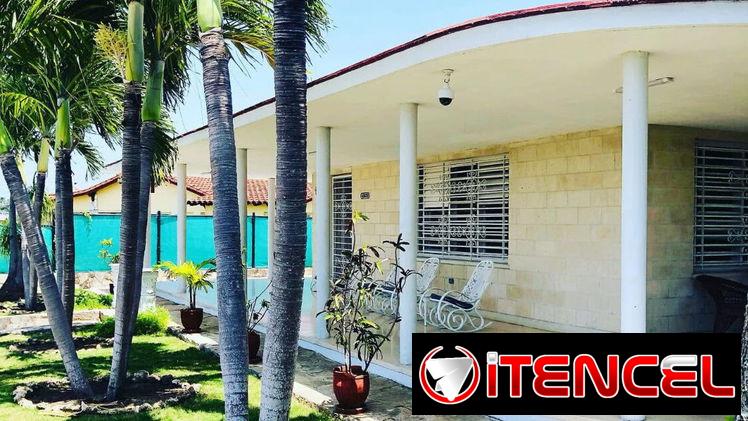 EXPECTACULAR PISCINA GIGANTE DE 10 METROS DE LARGO CASA FRENTE A LA PLAYA CON VISTA ALMAR BOCA CIEGA. 77990721. Fijo