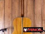 Guitarra con forma personalizada: tapa de glelina, fondo y aros de yaca.