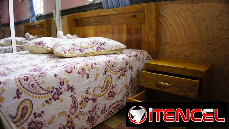 Espaldar de cama con gavetero de madera Pinotea