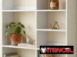 Estante de pared asimétrico en MDF hidrófugo, ideal para salas y estudios, con repisas de diferentes tamaños.