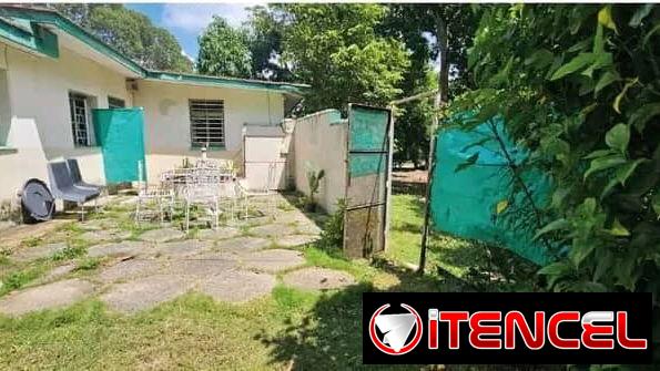 🏡Casa independiente de 4 cuartos y medio, de construcción capitalista, 3 parcelas con diferentes árboles frutales
