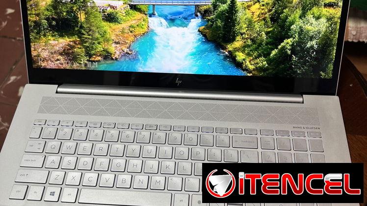 Laptop HP ENVY 17″ táctil. i7 10ma Gen de uso.