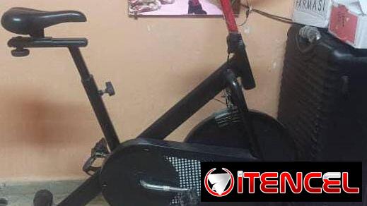 Bicicleta estática y silla de ejercicios en venta