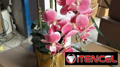 Macetas con flores artificiales