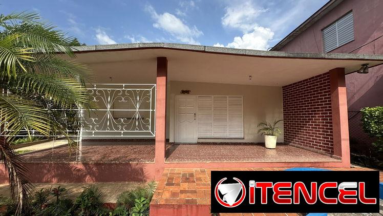 Venta de  casa independiente en la entrada de Santiago de Las Vegas, Avenida principal, Boyeros