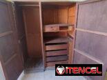 COGE GANGA, SI BUSCAS UN ESCAPARATE GRANDE TENGO ESTE ESCAPARATE ANTIGUO ES DE LOS AÑOS 50 ES DE CAOBA Y DE BUENA MADERA