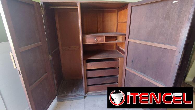 COGE GANGA, SI BUSCAS UN ESCAPARATE GRANDE TENGO ESTE ESCAPARATE ANTIGUO ES DE LOS AÑOS 50 ES DE CAOBA Y DE BUENA MADERA