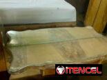 Se juego de cuarto antiguo que tiene cama, dos mesitas de noche,escaparate y coqueta con silla.
