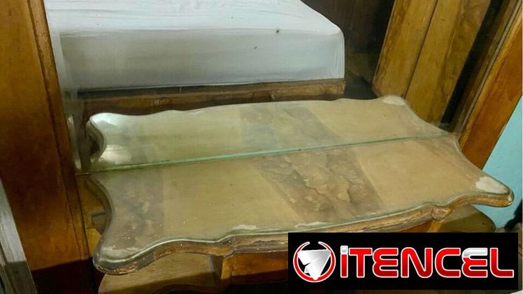 Se juego de cuarto antiguo que tiene cama, dos mesitas de noche,escaparate y coqueta con silla.