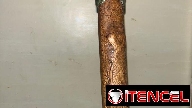 Katana grabada en la hoja y empuñadura