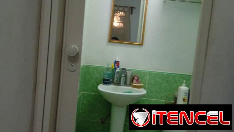 *Propiedad 34707* Apartamento en bajos de 2 cuartos, 2 baños y carposh, 25 mil USD
