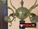 Vendo perchero antiguo de pie , madera y bronce.