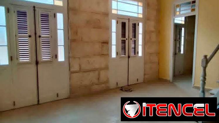 JOYA COLONIAL ÚNICA CON 5 BALCONES A LA CALLE! En el Corazón de La Habana Vieja !!!