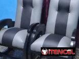 Sillones tapizados y butacas curvas