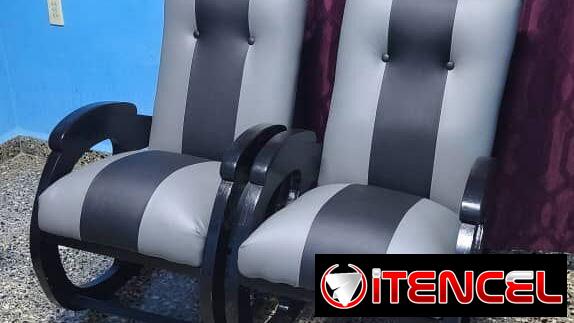 Sillones tapizados y butacas curvas