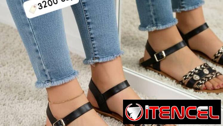 SANDALIAS DE MUJER MODELO TRES TIRAS COLOR NEGRO CON TRENZA Y MEDALLAS