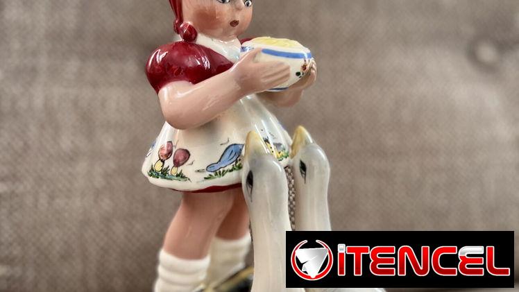 Porcelana . Lampara , tazas de café y revistero de caoba