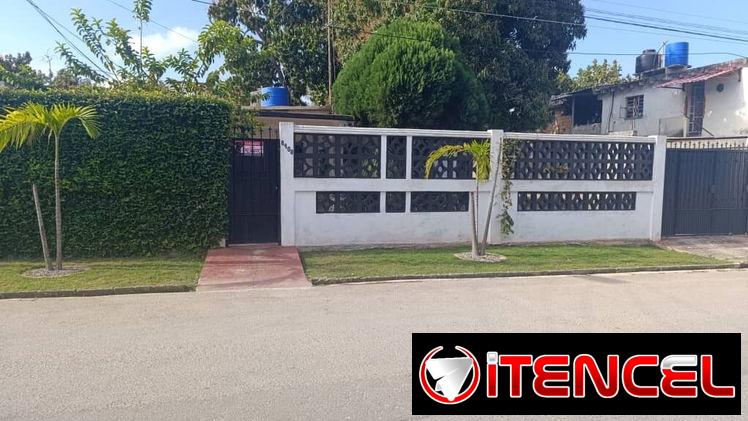 Nexo inmobal presenta   Casa en Cojímar en calle 28 🏠 Casa de 570 m² en total  —  🌿 Zonas exteriores y acceso  · 🚪