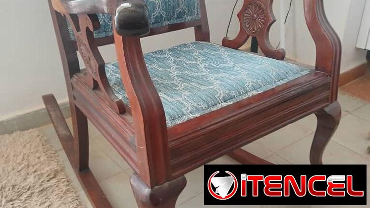 Juegos de sillones de caoba con una mesita antiguos en 200usd