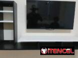 Mueble bajo para TV aéreo en MDF HIDROFUGO con acabado en esmalte sintético, de estilo moderno y líneas rectas.