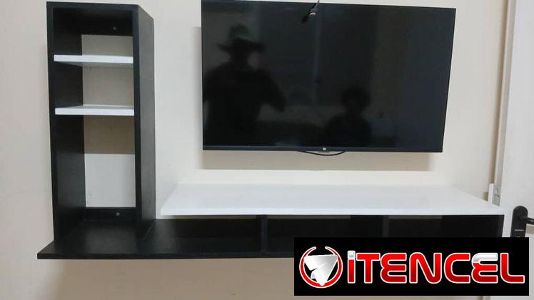 Mueble bajo para TV aéreo en MDF HIDROFUGO con acabado en esmalte sintético, de estilo moderno y líneas rectas.