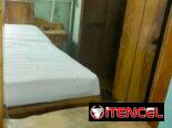 Se juego de cuarto antiguo que tiene cama, dos mesitas de noche,escaparate y coqueta con silla.