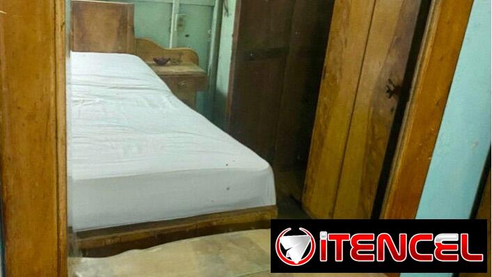 Se juego de cuarto antiguo que tiene cama, dos mesitas de noche,escaparate y coqueta con silla.