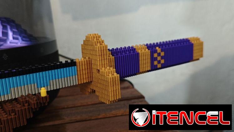 Figura decorativa Katana Lego con su base