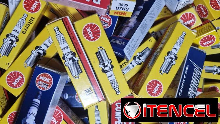 Bujía original NGK para motocicleta 4 tiempos
