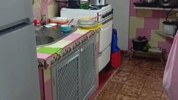 Apartamento de 2 Cuartos en 1er Piso en Edificio Microbrigada en Casino Deportivo !!!