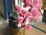 Macetas con flores artificiales