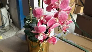 Macetas con flores artificiales
