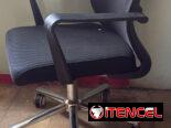 Silla de oficina con brazos y ruedas