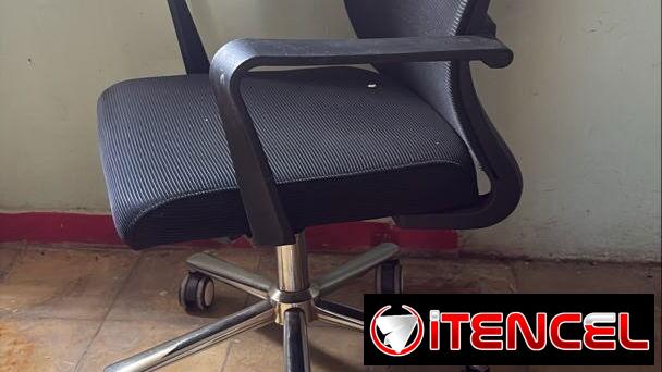 Silla de oficina con brazos y ruedas