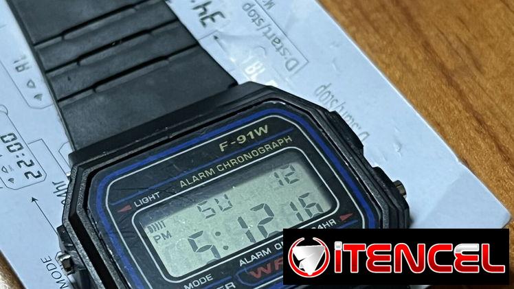 Reloj estilo Casio, de silicona, temporizador y alarma.