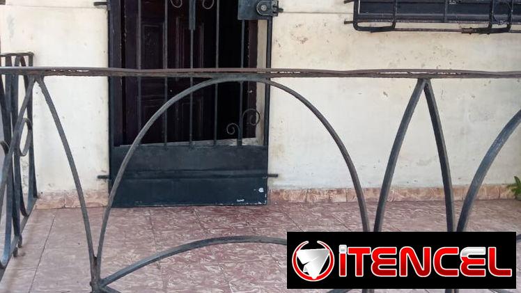 Casa 2 cuartos Playa frente calle, portal, placa libre. 30mil 53582376