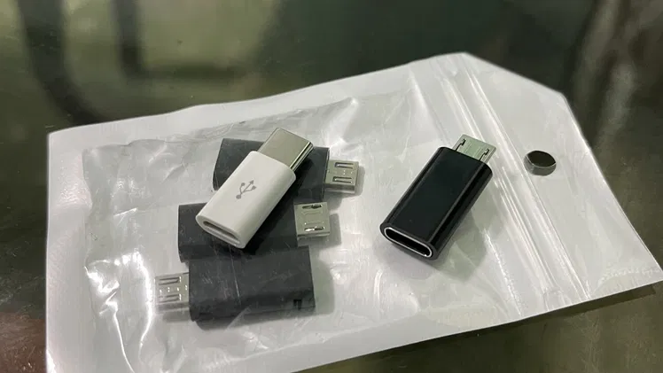 Tengo adaptadores para móviles con muchas combinaciones