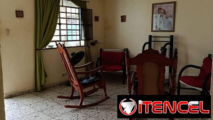 Propiedad con carácter y buena estructura cerca a Lacret y Juan Delgado , se entrega con todo dentro !!!