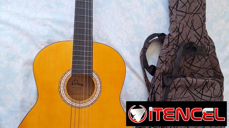 Vendo guitarra acústica poco uso con su funda y cuerdas de repuesto