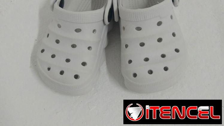 Zapatos de bebé varón miden 13 cm