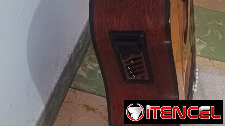 150 USD Guitarra electroacústica Yamaha folk country