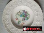 Plato vintage Wedgwood “Montreal – Wellesley”, hermoso diseño en relieve, delicado centro floral, pequeña mari