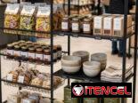 Organizador de metal entero con ruedas.